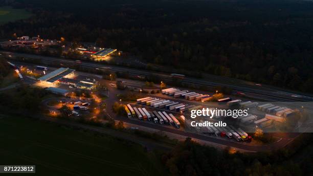 autobahn-raststätte, lkw-parkplätze - deutsche autobahn stock-fotos und bilder