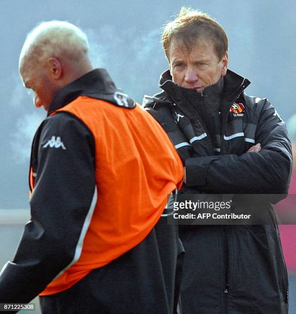 Le nouvel entraîneur du Mans Daniel Jeandupeux, observe le milieu de terrain Désiré Périatambée, le 11 février 2004 au Mans, lors d'une séance...
