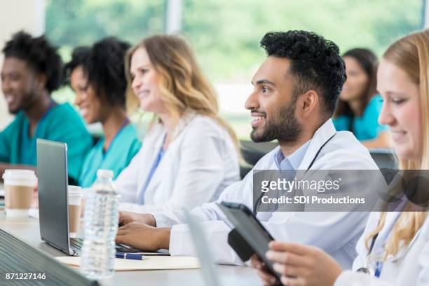 gelukkig medische stagiair tijdens de les - indian education health science and technology stockfoto's en -beelden