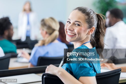 Fröhliche weiblicher Medizinstudent im Klassenzimmer Fröhliche weiblicher Medizinstudent im Klassenzimmer