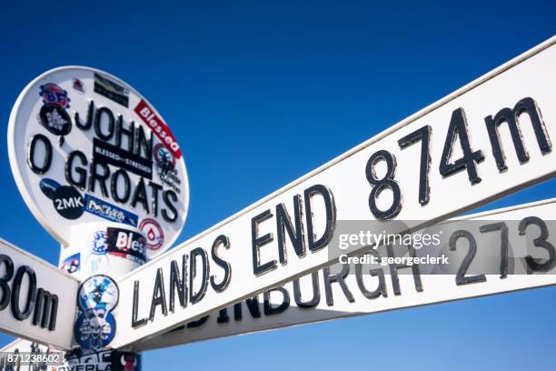 イギリスの南でランズエンド距離をスコットランドの北のジョン o ' groats に署名します。 - land's end ストックフォトと画像