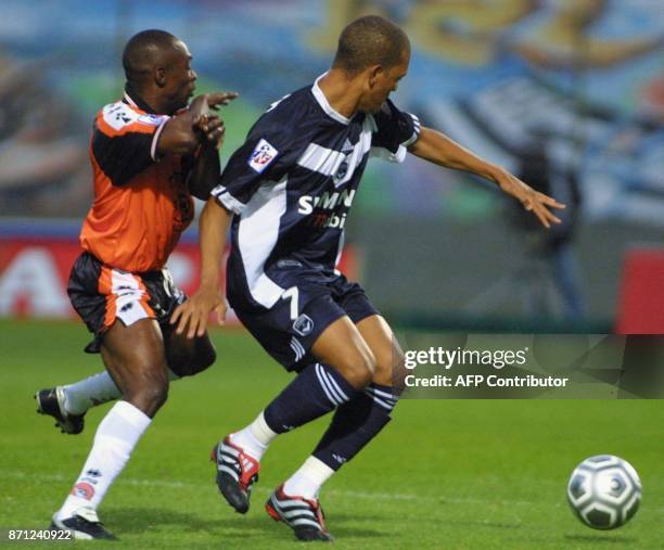 Le milieu de terrain brésilien des Girondins de Bordeaux Eduardo Costa déborde son homologue du FC lorient, l'Ivoirien Tchiressoua Guel, le 23...