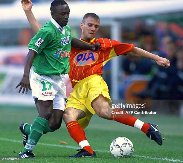 Le joueur de Lens, Philippe Brunel est à la lutte avec le défenseur de St-Etienne Tchiressoua Guel, le 26 septembre 1999 au stade Félix Bollaert de...