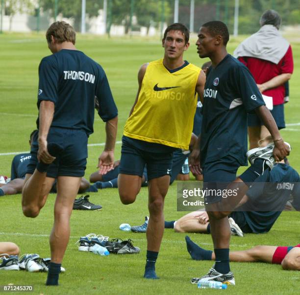Les défenseurs Eric Cubillier et José Pierre-Fanfan participent, le 22 juillet 2003 au camp des Loges à Saint-Germain-en-Laye, à une séance...