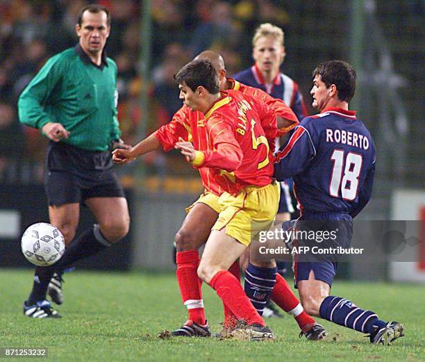 Les joueurs du RC Lens Blanchard et Olivier Dacourt bloquent le joueur de l'Atletico de Madrid Roberto, le 09 mars 2000 au stade Felix Bollaert de...