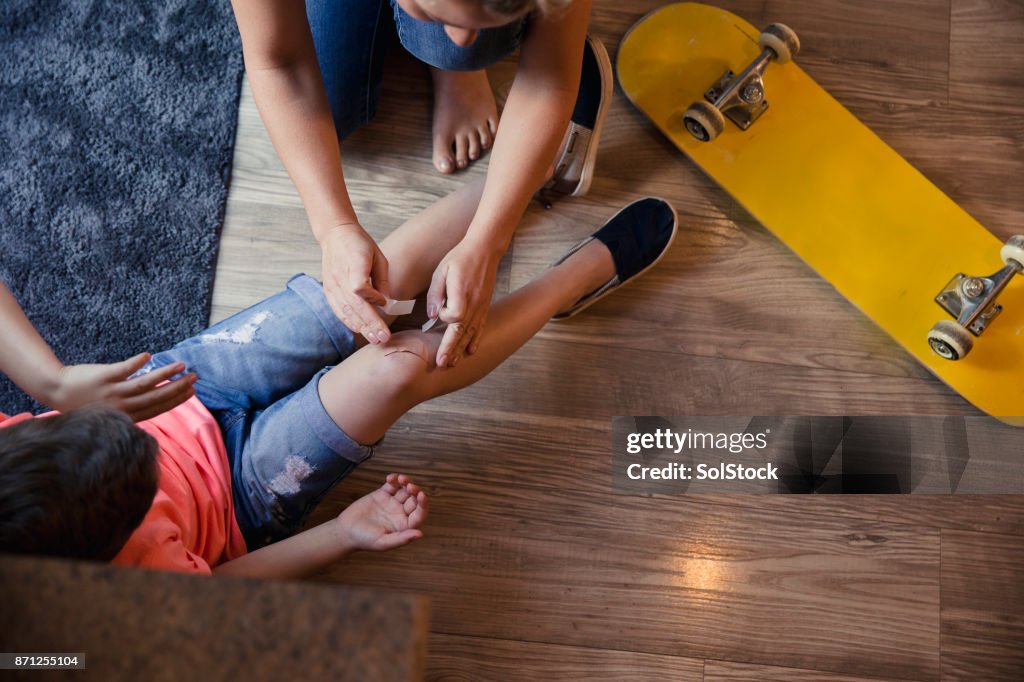 Mutter Kinder Knie Band Aid aufsetzen.