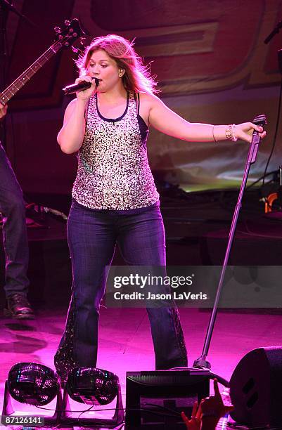Kelly Clarkson performs onstage at 102.7 KIIS-FM's Wango Tango at Verizon Wireless Amphitheater on May 9, 2009 in Irvine, California.