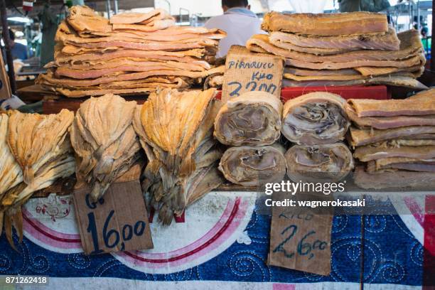 gedroogde gezouten filets van regionale amazone vissen te koop in de beroemde ver-o-peso openbare markt - arowana stockfoto's en -beelden