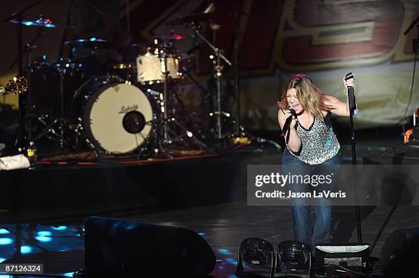Kelly Clarkson performs onstage at 102.7 KIIS-FM's Wango Tango at Verizon Wireless Amphitheater on May 9, 2009 in Irvine, California.