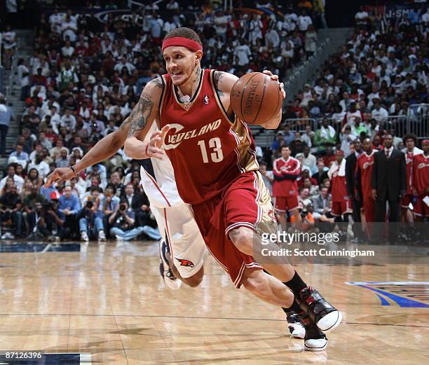 Delonte West of the Cleveland Cavaliers drives against the Atlanta Hawks in Game Four of the Eastern Conference Semifinals during the 2009 NBA...