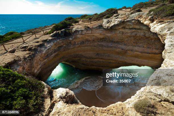 cueva de benagil, costa de algarve, portugal - distrito de faro portugal fotografías e imágenes de stock