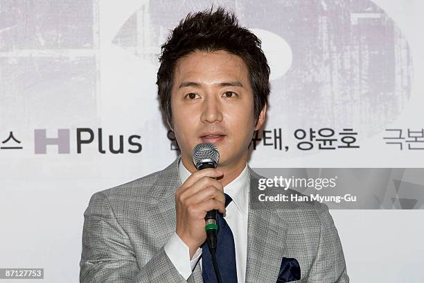 South Korean actor Jung Jun-Ho attends the KBS Drama "Iris" press conference at 9th Avenue on May 12, 2009 in Seoul, South Korea.