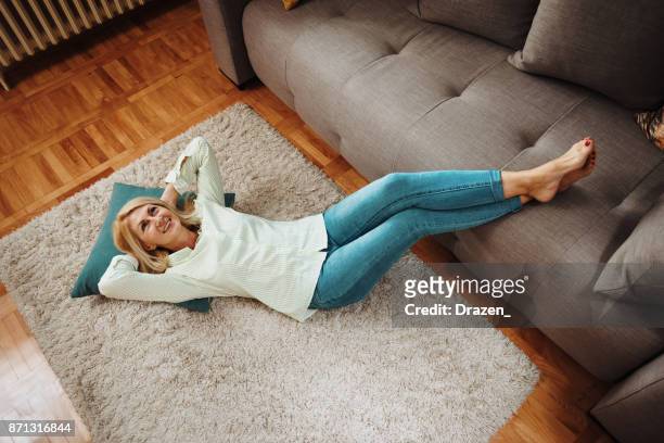 mulher descansando em casa depois do trabalho - de pé para cima - fotografias e filmes do acervo