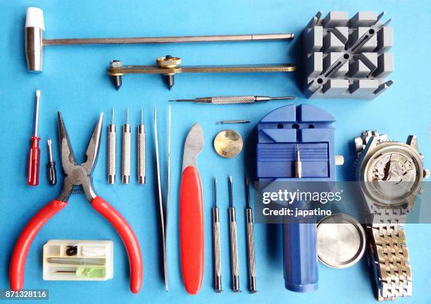 knolling. watchmaker's tools - klokkentoren-met-wijzerplaat stockfoto's en -beelden