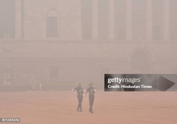 Indian army jawan march at Rashtrapati Bhawan on smoggy morning on November 7, 2017 in New Delhi, India. Delhi woke up to a thick brown haze this...