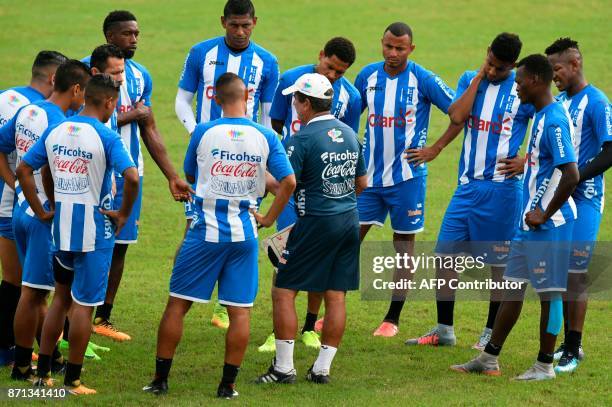Honduras' coach, Colombian Jorge Luis Pinto , conducts a training session in San Pedro Sula, Honduras, on November 7, 2017 just days ahead of the...