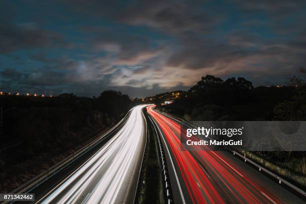 highway bei nacht - rücklicht stock-fotos und bilder