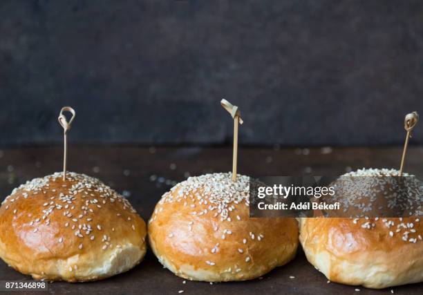 hamburger buns - sweet bun stock-fotos und bilder