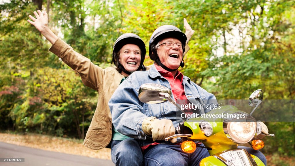 Feliz casal sênior na Scooter