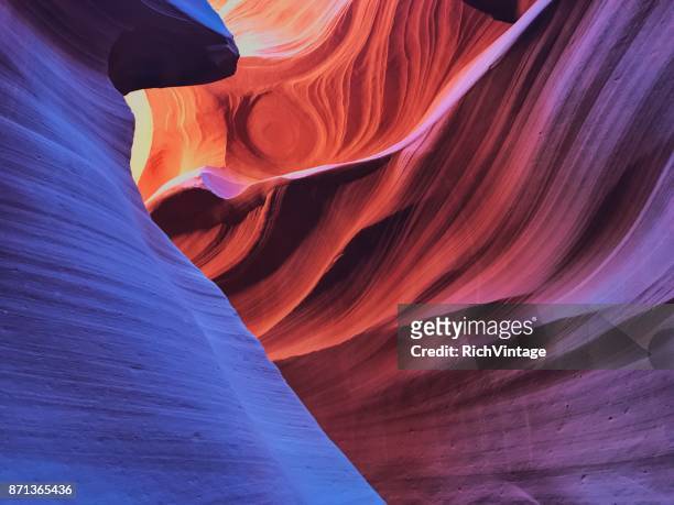 olas de roca colorido en lower antelope canyon - cañón del antílope inferior fotografías e imágenes de stock