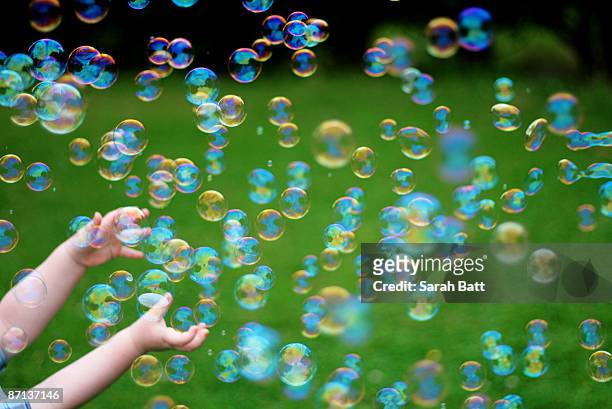 a child catching bubbles - 林肯 林肯郡 個照片及圖片檔