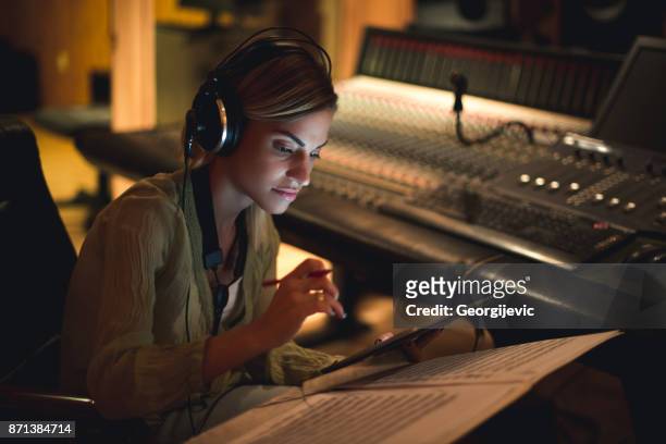 het schrijven van haar volgende song - broadcast studio stockfoto's en -beelden