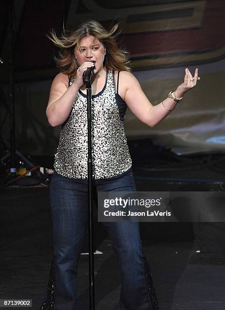 Kelly Clarkson performs onstage at 102.7 KIIS-FM's Wango Tango at Verizon Wireless Amphitheater on May 9, 2009 in Irvine, California.