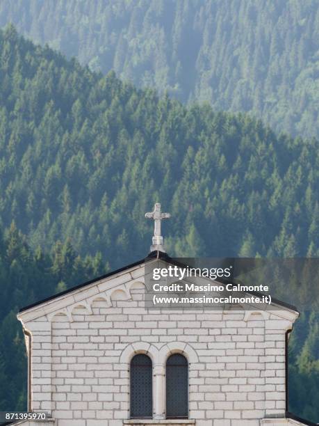 the church of foza (altopiano di asiago) - altopiano stockfoto's en -beelden