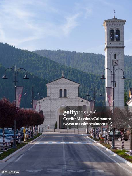 the church of foza (altopiano di asiago) - altopiano stockfoto's en -beelden