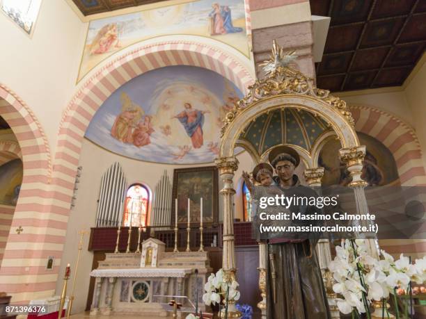 inside the church of foza (altopiano di asiago) - altopiano stockfoto's en -beelden