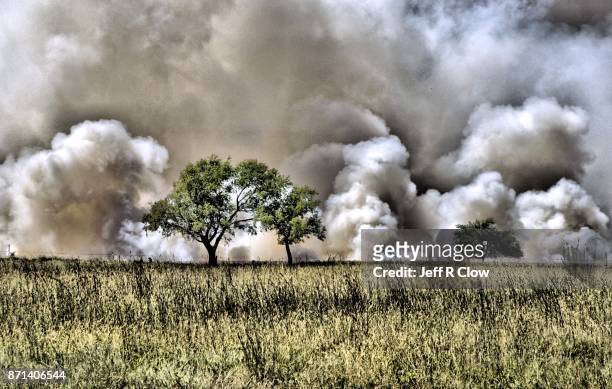 prairie fire on the plains - grandes planícies imagens e fotografias de stock