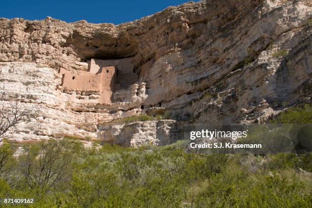 ancient dwellings at montezuma castle national monument, camp verde, arizona. - camp verde photos et images de collection