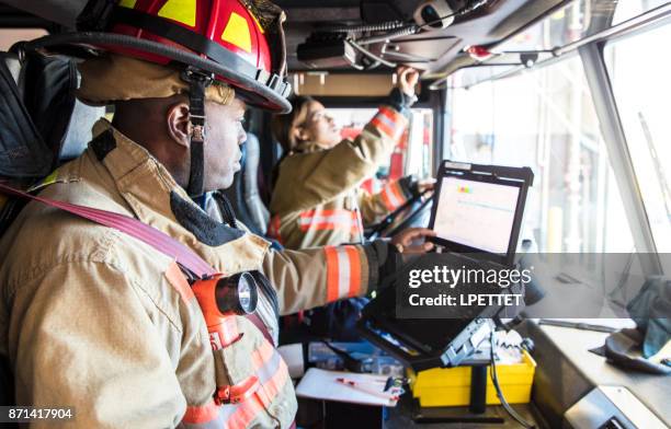 bombeiro - salva-vidas-serviço-de-emergência-e-resgate - fotografias e filmes do acervo