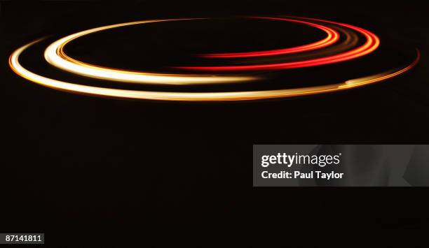 car lights at night - rastros de luz fotografías e imágenes de stock