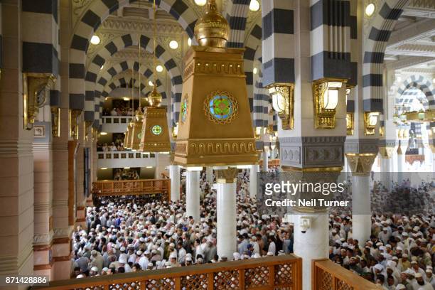 jummah at the prophet's mosque, medina, saudi arabia. - al masjid an nabawi stock pictures, royalty-free photos & images