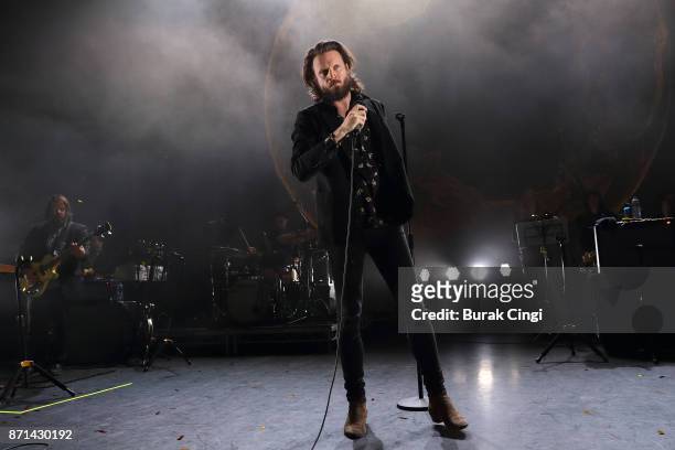 Father John Misty performs at Eventim Apollo on November 7, 2017 in London, England.