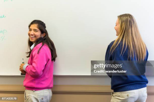 gymnasieelever på whiteboard i klass - khakibyxor bildbanksfoton och bilder