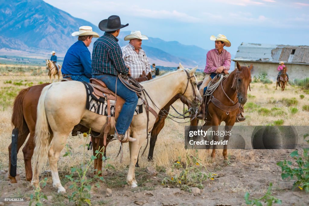 Reunión de un grupo de vaqueros a caballo