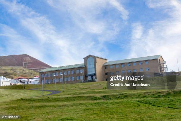 framhaldsskolinn ich vestmannaeyjum, schule am westmännerinseln - westman islands stock-fotos und bilder