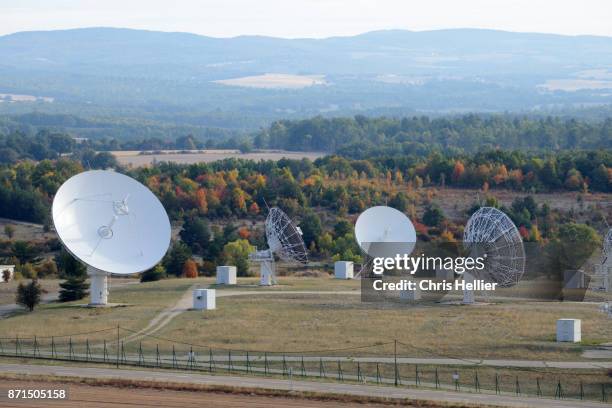 french military base 200-apt-saint-christol on the plateau d'albion near sault, vaucluse, provence, france - aparelho eletrónico de escuta imagens e fotografias de stock