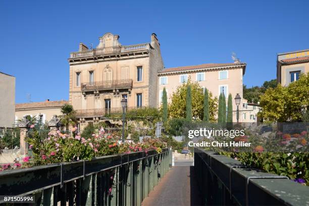 houses along calavon river & iron footbridge apt luberon provence - vaucluse stock pictures, royalty-free photos & images