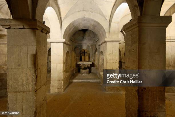 upper crypt c11th cathedral of sainte-anne, apt, provence - krypta stock-fotos und bilder