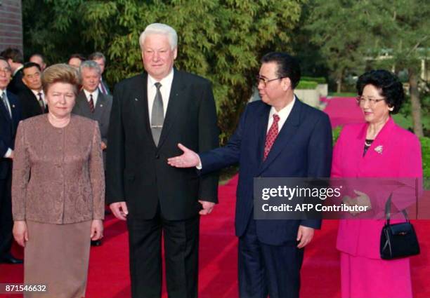 Visiting Russian President Boris Yeltsin and Chinese Prime Minister Li Peng pose for photographers prior to their talks at the Diaoyutai State...