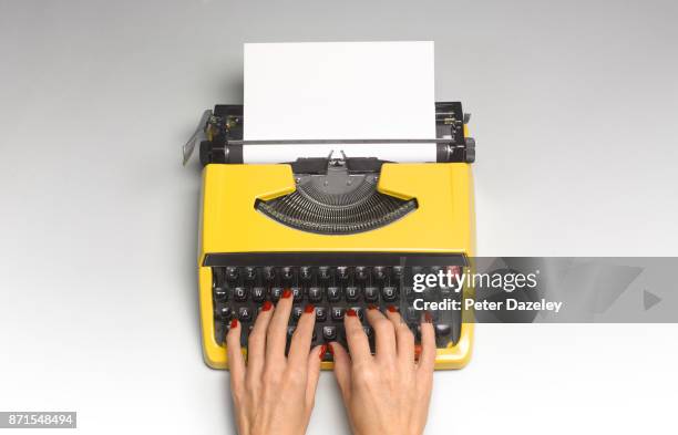 hands typing - typewriter fotografías e imágenes de stock