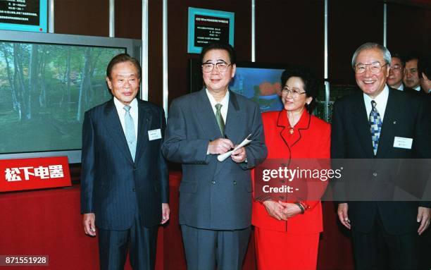 Visiting Chinese Premier Li Peng and his wife Zhu Lin pose for photographers with Matsushita Electric Industrial Co. Ltd. Chairman Masaharu...