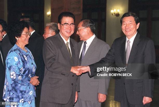 Chinese Vice Premier Zhu Rongji bids farewell to Premier Li Peng before Li's departure for a six-day official visit to Malaysia and Singapore, 21...