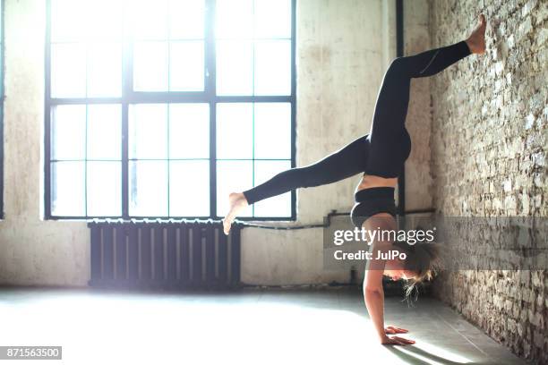 lezioni di fitness - fare la verticale sulle mani foto e immagini stock