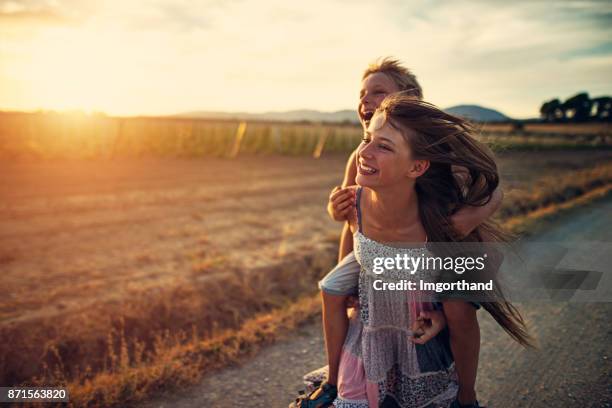 meisje met wth haar broertje - sunset vineyard stockfoto's en -beelden