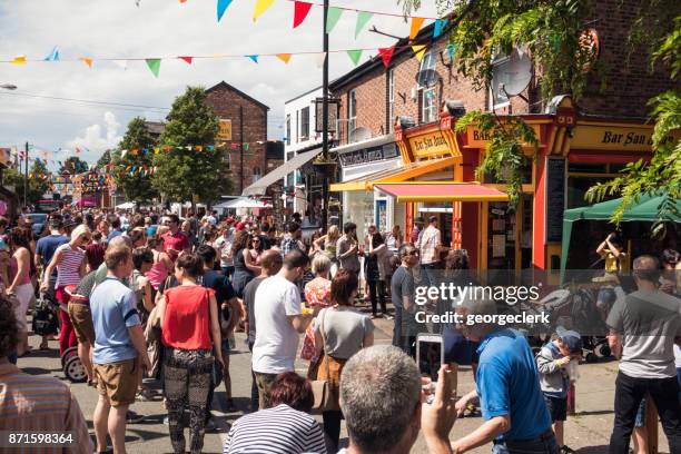 gente disfrutando de un festival callejero en chorlton, manchester - gran manchester fotografías e imágenes de stock