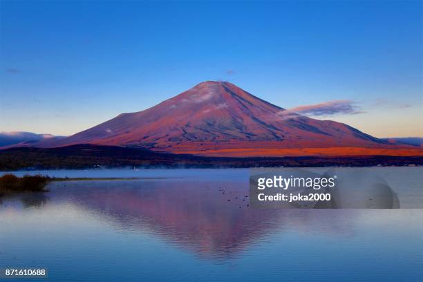 mt. fuji in dawn - yamanaka lake stockfoto's en -beelden